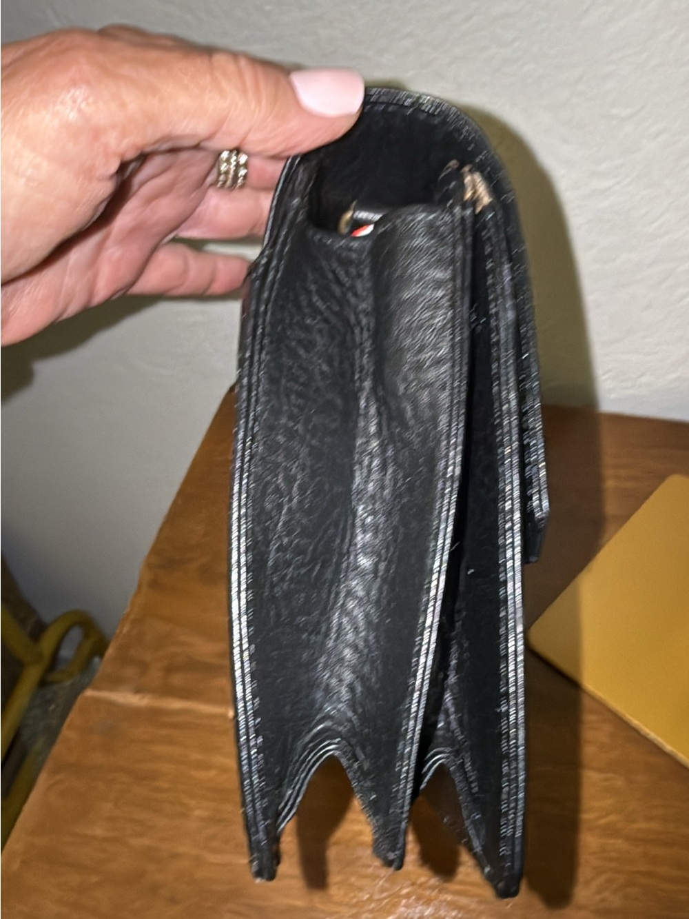 Authenticated card included with this Vintage Burberrys clutch black leather - Picture 9 of 16